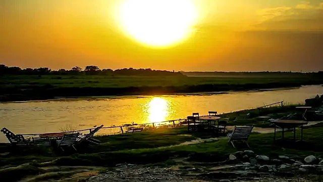 サウラハの夕日とラプティ川