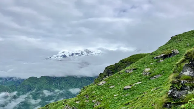 モンスーン時期のマルディヒマールの山岳風景