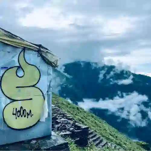 Painted 4000 m mark on a hut wall, with cloud over the Mardi ridge